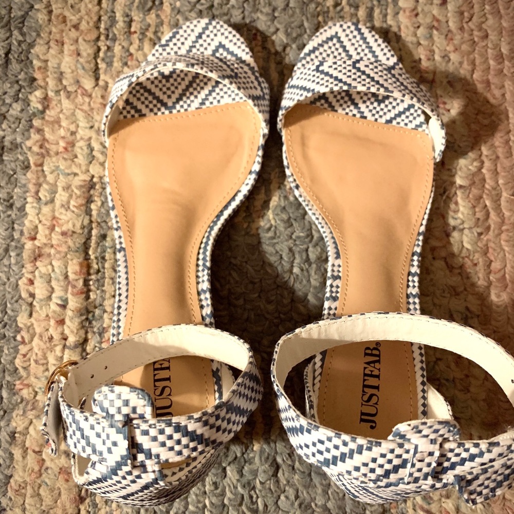 Open-toed heeled sandals